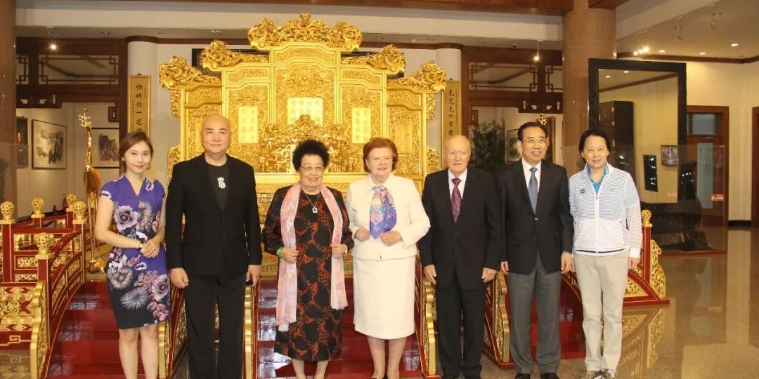 拉脱维亚前总统瓦伊拉.维凯-弗赖贝加一行参观中国紫檀博物馆