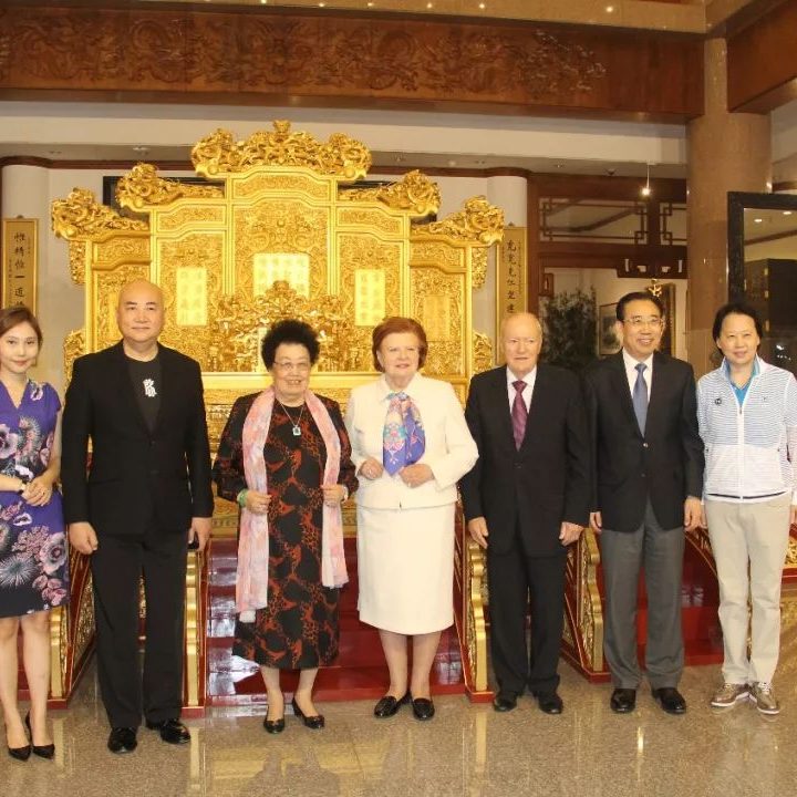 拉脱维亚前总统瓦伊拉.维凯-弗赖贝加一行参观中国紫檀博物馆