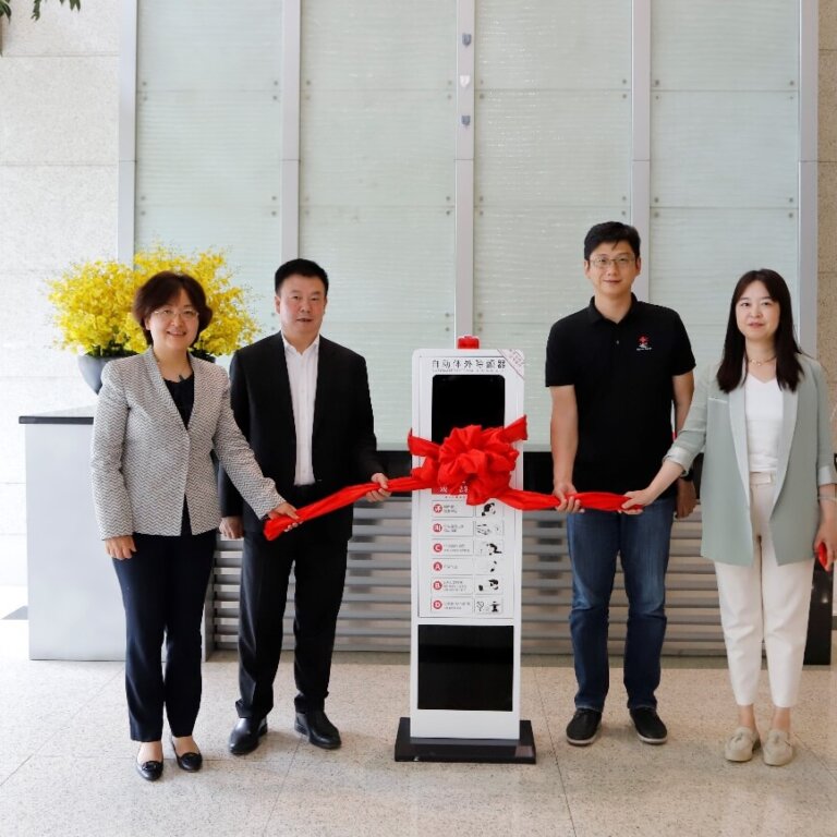 中国红基会联合常瑞公益基金会向金宝街商会捐赠自动体外除颤器